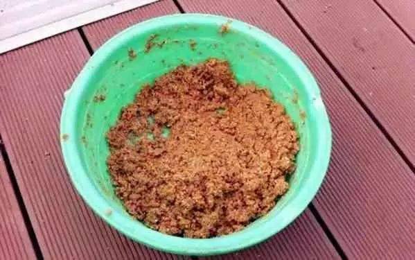 钓鱼饵料新选择，自制鸭血饵料的正确做法与实战技巧
