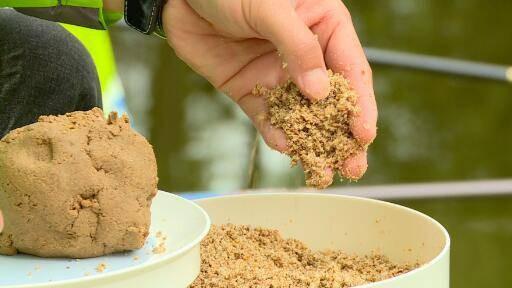 钓鱼饵料增香剂怎么用的？掌握这些技巧让你的鱼儿疯狂咬钩