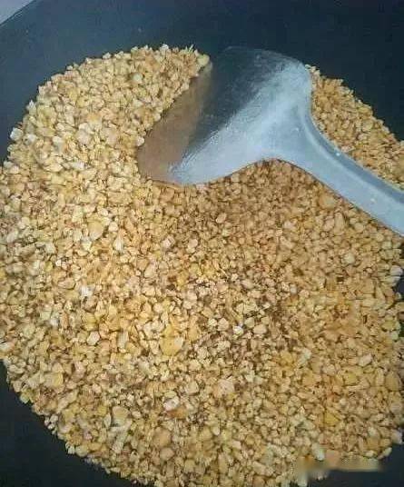 夹猪钓鱼饵料怎么配的呢？手把手教你制作诱鱼神器！