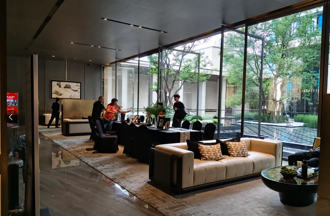 成都楼市“银十”开启：开发商积极推货，有新盘售楼处座无虚席